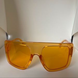 Women’s oversized sunglasses